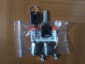 Ổ và chìa khóa cửa
